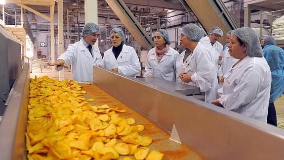 La consejera de Agricultura y Ganadería, Milagros Marcos, junto al presidente de Grupo Ibersnacks, Félix Eguía, y la alcaldesa de Medina del Campo, Teresa López, inauguran las nuevas instalaciones del Grupo Ibersnacks en Medina del Campo.