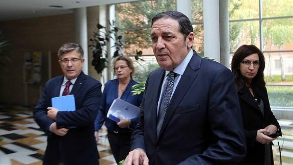 El consejero de Sanidad, Antonio Sáez, comparece ante los medios tras la Mesa Sectorial para explicar los oferta pública de empleo 2015-2016.