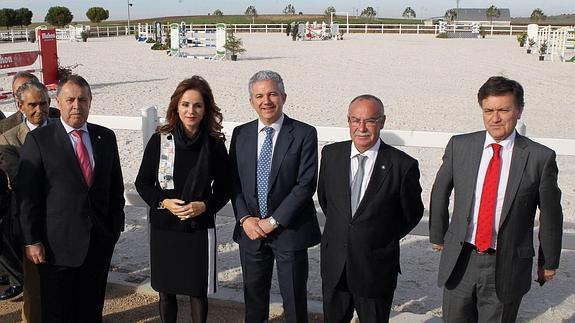 El empresario Domingo Tinaquero (segundo por la derecha), junto a las autoridades, en las instalaciones hípicas. A. de Torre