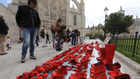 Campaña de zapatos rojos contra los actos machistas en Valladolid.