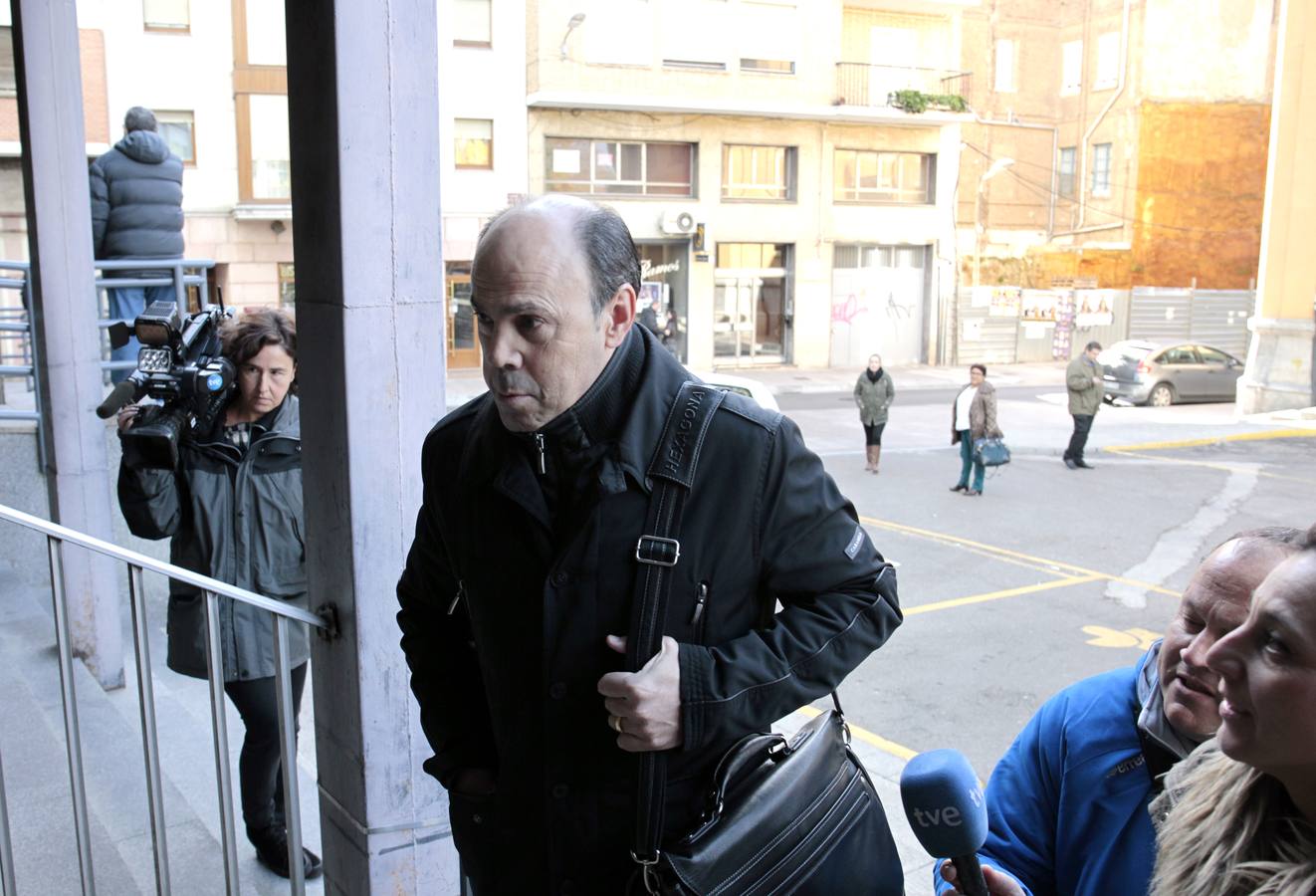El abogado de Marta Domínguez, José Rodríguez, entra en el juzgado. Antonio Quintero
