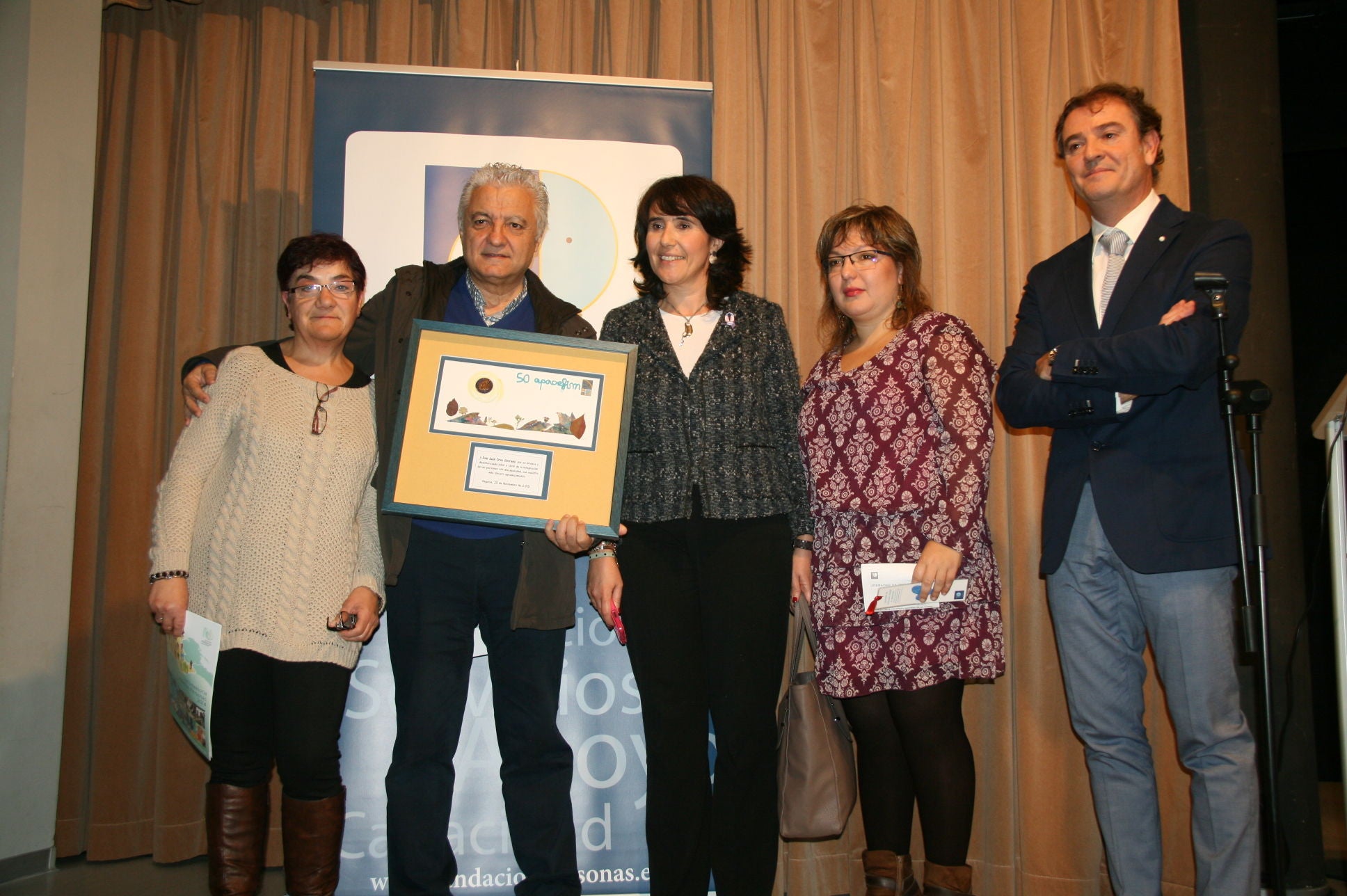 Una usuaria del centro (izquierda), Juan Cruz Serrano, con el premio recibido, Carmen Well, Sonia Martín y José Ignacio Matesanz.