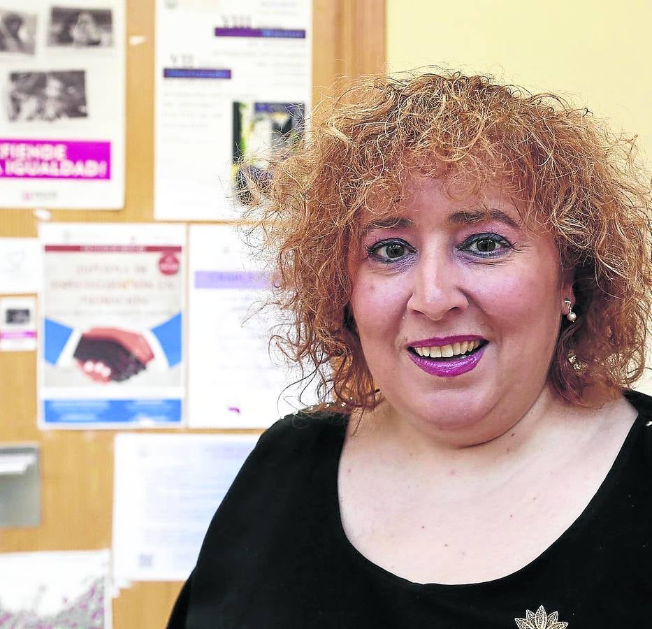 Marta del Pozo frente a la puerta de su despacho en la facultad de Derecho. 