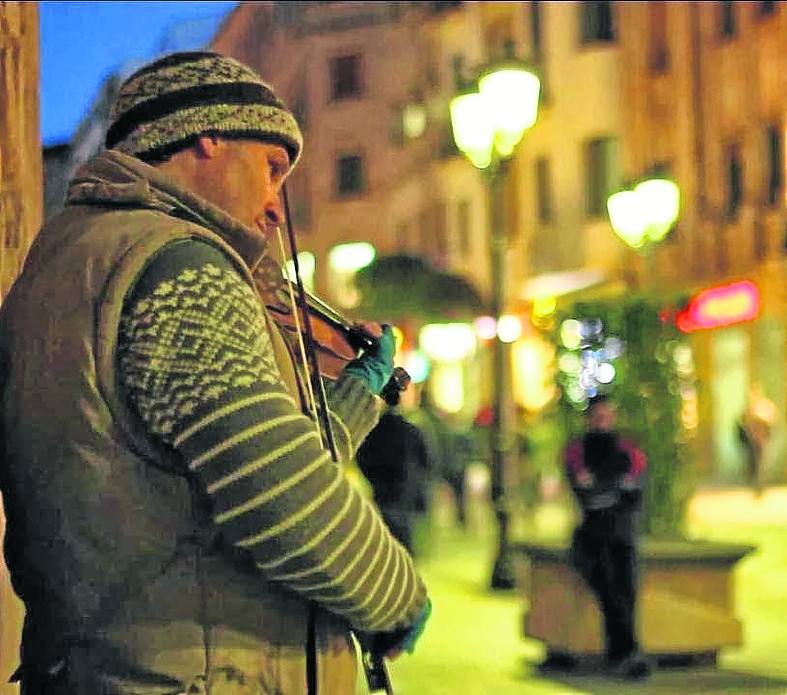 Un músico ameniza con su violín el centro de la capital. 