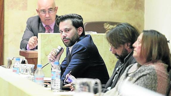 Alejandro González Bueno argumenta en un pleno municipal. 