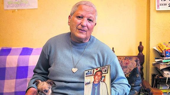 Rosa Riesco, en su casa de Gijón, sostiene la foto de su hijo, Pedro Matías Sánchez, que desapareció hace seis años.