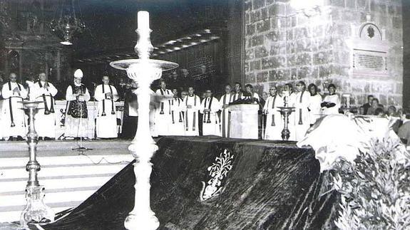 El obispo Delicado Baeza ofició el funeral por el general Franco en la Catedral. 