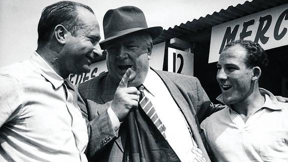 Neubauer (entre Juan M. Fangio y Stirling Moss, en una imagen tomada en los años cincuenta) creó un nuevo estilo de dirección de equipos.