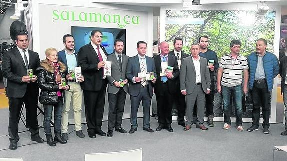 El diputado de Turismo, en el centro, junto a otros diputados y alcaldes de la provincia de Salamanca, en la Feria de Turismo de Interior (Intur), en Valladolid.