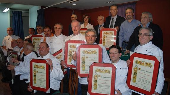 Los premiados de esta edición posan con el presidente del Centro Segoviano en Madrid y miembros de la directiva.