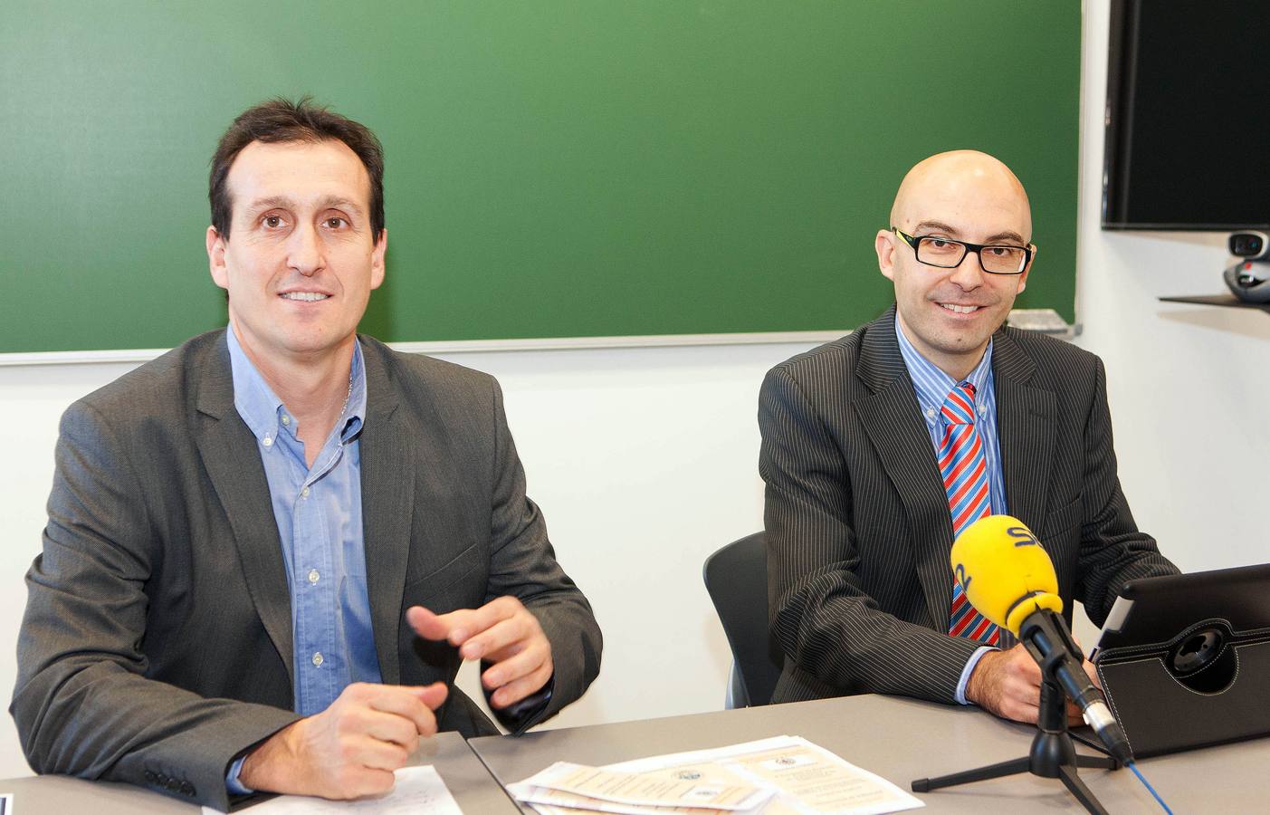 Alfonso Moral (izquierda) y Ángel Martín presentan las jornadas de análisis económico, en el campus María Zambrano. 