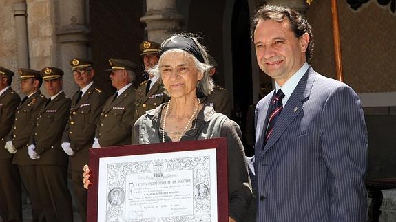 Ana Gutiérrez-Mellado, junto al exalcalde de Segovia, Pedro Arahuetes, con el título de Segoviano Honorario concedido a su padre. Antonio Tanarro