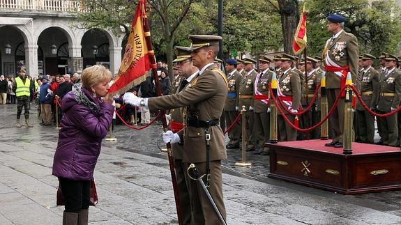 Una mujer besa el estandarte de la Academia de Artillería durante una jura anterior de bandera en la Fiesta de Santa Bárbara. Antonio de Torre