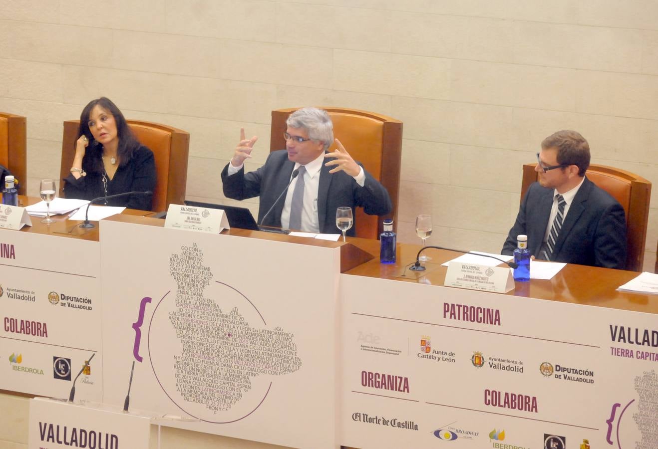 Bernardo Muñóz, en el centro durante su intervención, con Ana Sainas a la izquierda y Pascual Martínez a la derecha.