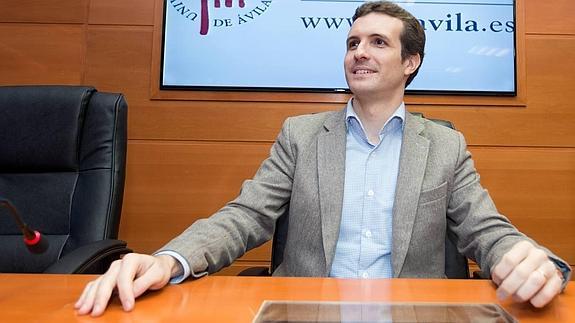 El vicesecretario de Comunicación del PP y cabeza de lista al Congreso por Ávila, Pablo Casado, al inicio de su conferencia sobre 'La seguridad en Europa' hoy en la Universidad Católica de Ávila.