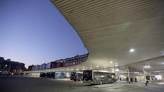 La Estación de autobuses de Valladolid, con la característica cubierta de la zona de estacionamiento, que será sustituida por otra de chapa lacada.