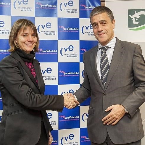 Ángela de Miguel, presidenta de la CVE, y Eduardo Luis López Enriiquez, director territorial de EspañaDuero en Valladolid. / EL NORTE 