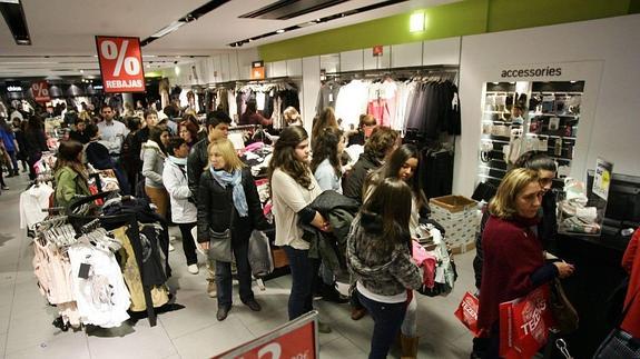 Numerosas personas hacen cola para pagar en una tienda de ropa en el primer dia de las rebajas de invierno el año pasado en Salamanca.