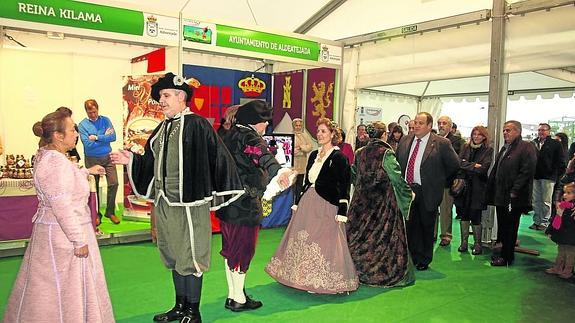 Los bailes renacentistas volverán a ser protagonistas mañana durante la inauguración de la Feria de la Miel de Aldeatejada. 