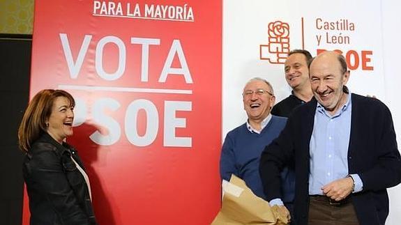 El exdirigente socialista Alfredo Pérez Rubalcaba inicia la campaña electoral del PSOE a las elecciones generales. Junto a él, Soraya Rodríguez, Emilio Álvarez y Cecilio Vadillo 