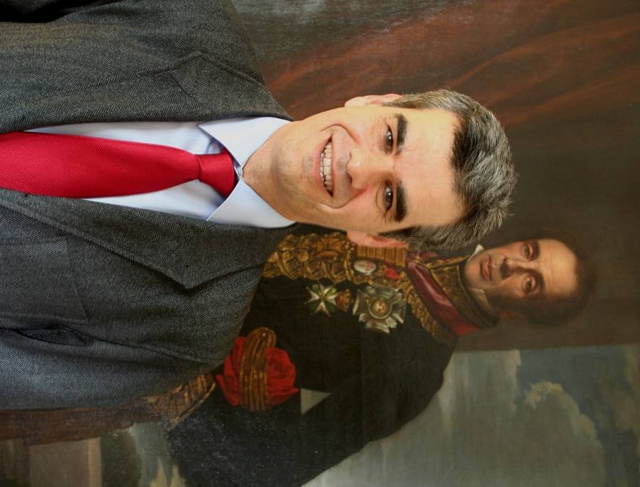 Gonzalo Serrats, con el retrato de su antepasado, el general Álava. 