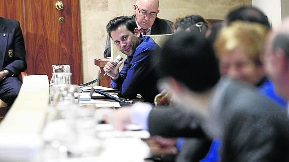 Alejandro González Bueno (Ciudadanos) se dirige a José Luis Mateos (PSOE) en un momento del pleno. 