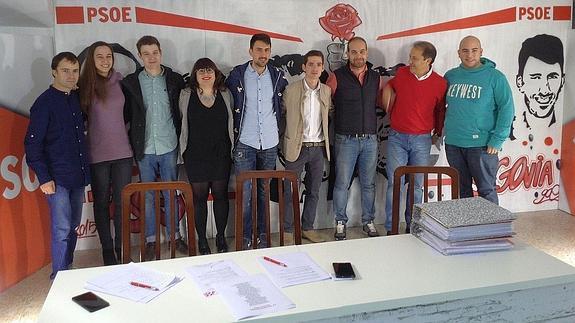 La nueva ejecutiva de JSE de Segovia, con el secretario general del PSOE, Juan Luis Gordo.