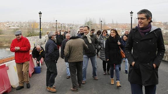 Eduardo Madina cruz al el Puente de Cabezón junto a los candidatos socialistas.