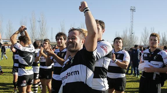 Los jugadores de El Salvador celebran su triunfo en el derbi de rugby.