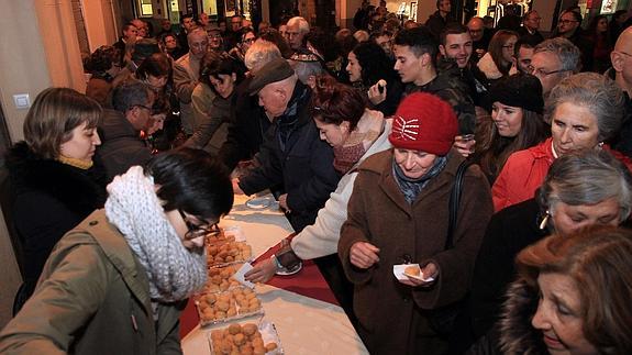 Reparto de sufganiot, dulce típico de Janucá, ayer, en la plaza del Corpus. Antonio Tanarro