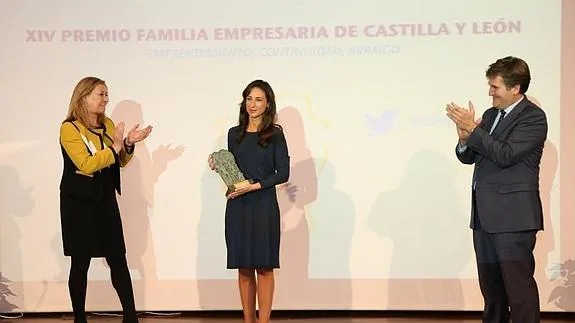 Emma Antolín, directora de RSC de Grupo Antolin, recoge el premio a la familia concedido por Empresa Familiar de Castilla y León flanqueda por la consejera de Economía y Hacienda, Pilar del Olmo y el presidente de EFCyL, Alfonso Jiménez. 