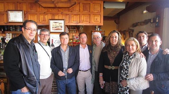 El presidente de la Diputación, Francisco Vázquez (tercero por la izquierda), junto al alcalde de Palazuelos, Jesús Nieto, y otros cargos públicos, en uno de los establecimientos. El Norte