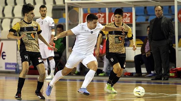 Lucas y Chus intentan frenar el avance del local Palermo en una jugada del partido de ayer. 