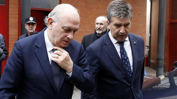 El ministro del Interio llega a la Comisaría de Policía de León. 