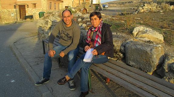 El presidente de la Asociación de Vecinos Virgen de la Visitación, José Luis Gómez, y la secretaria, María Antonia Mateos, en el banco donde los vecinos se reúnen a charlar. Elena Rubio
