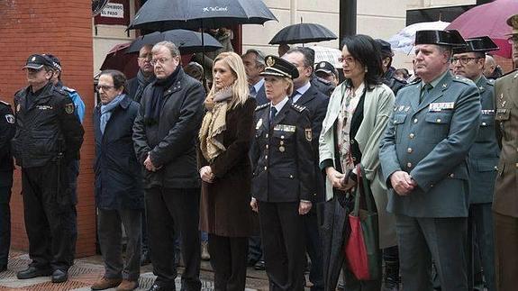 Minuto de silencio en la Comisaría de León.