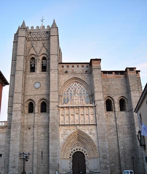 El diseño de Juan Guas vuelve a ser visible en la fachada occidental de la Catedral de Ávila