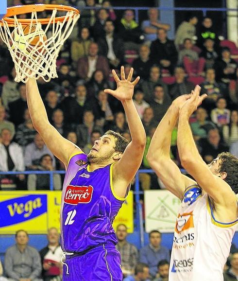 Toni Vicens se dispone a hacer un mate en el partido del Quesos Cerrato ante el Cocinas.com. M. Fuente