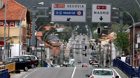 Carretera N-6, en el tramo de la travesía de San Rafael. De Torre