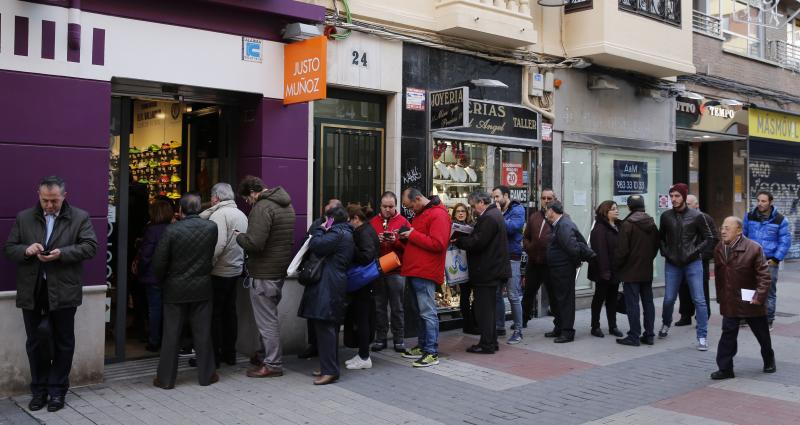 Colas en el Justo Muñoz de la Calle Mantería para adquirir entradas. 