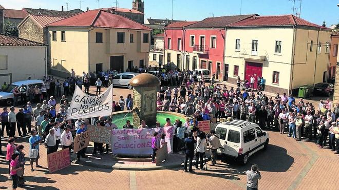 Los ganaderos han mostrado su malestar en varias ocasiones, en la imagen la gran protesta que hubo en Lumbrales hace algunos meses. 