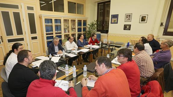 El concejal Luis Vélez y los responsables de Auvasa, durante la reunión que mantuvieron con los trabajadores. 