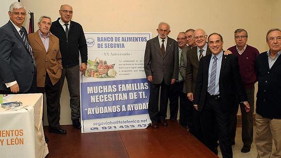 Los representantes de los Bancos de Alimentos de la Región, reunidos en la Cámara de Comercio de Segovia con el presidente local, Rufo Sanz (3º izquierda), en el aniversario del banco segoviano.