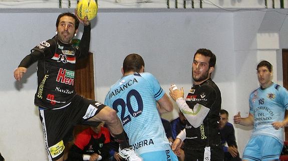 Un jugador del Viveros Herol Nava se dispone a lanzar un balón durante el partido. Antonio de Torre