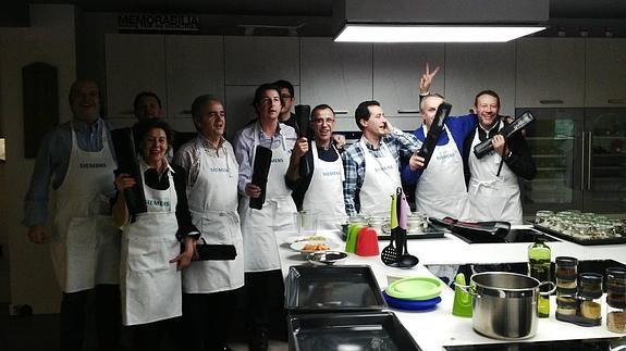 La presidenta, a la izquierda, con el equipo directivo, en el concurso.