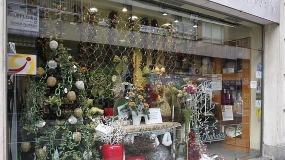 Un comercio palentino, adornado con motivos navideños. / A. QUINTERO 