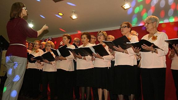 Los componentes de la coral del centro, durante la actuación. 
