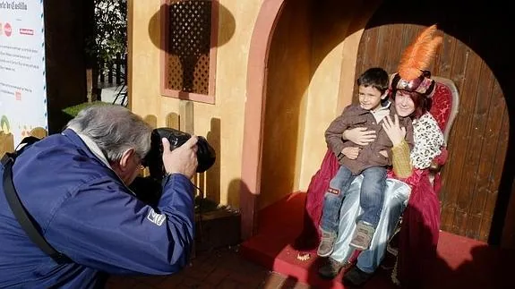 Sergio posa para el fotógrafo junto a la cartera real.