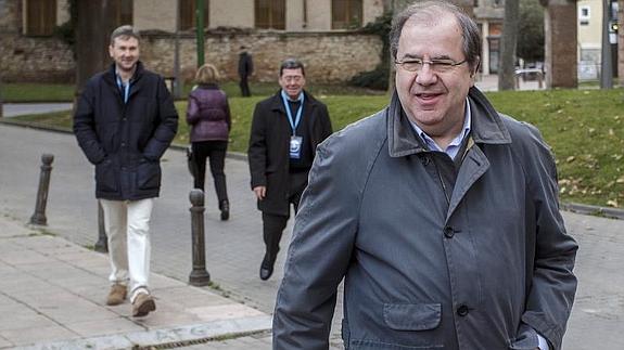 El presidente de la Junta de Castilla y León, Juan Vicente Herrera, a su llegada al colegio público Venerables de Burgos, para votar. 