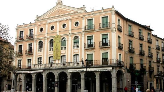 Fachada del teatro Juan Bravo. 